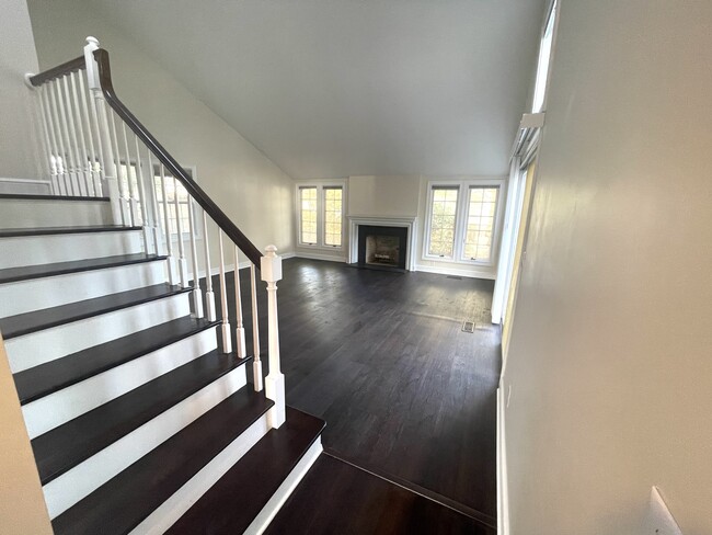 Living Room with large windows - 7 Darien Close