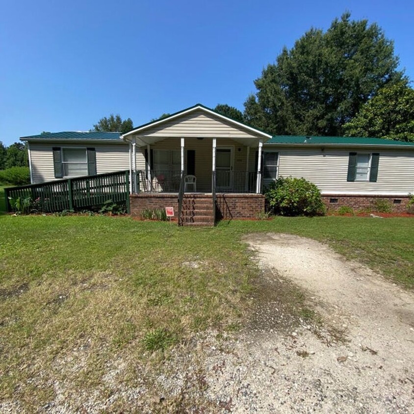 Primary Photo - Country Living minutes to the Lake