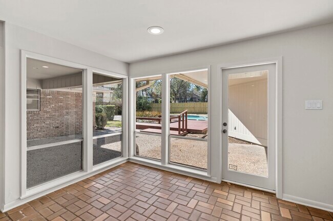 Foto del edificio - 365 Piney Point Rd