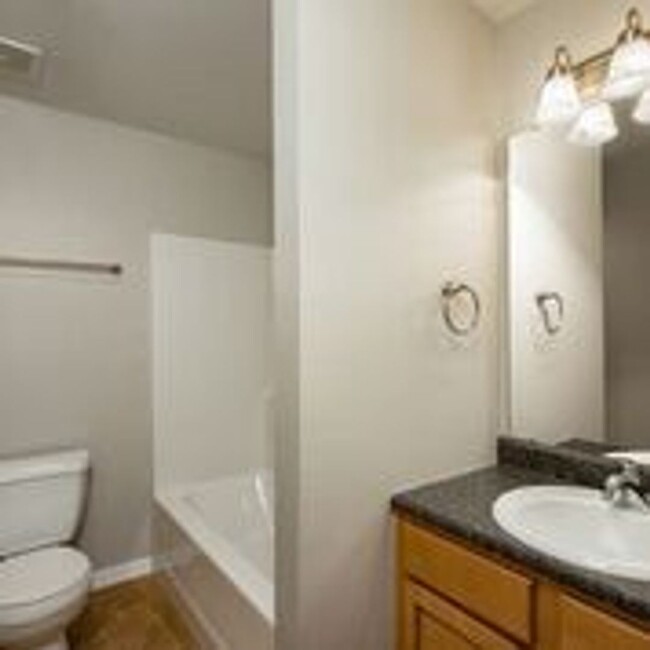 Foto del edificio - Newly Renovated Three Bedroom, Two Bath WA...