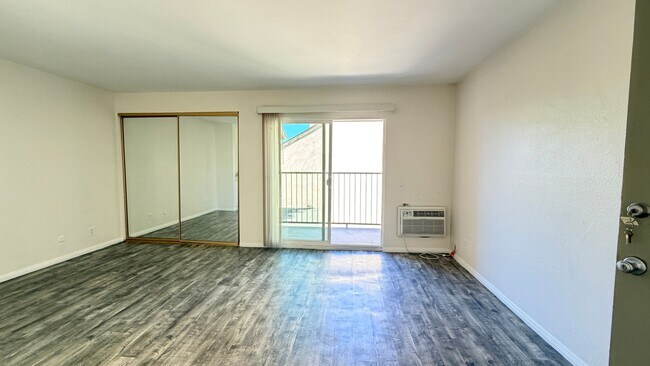 Foto del edificio - 5027 Guava Ave
