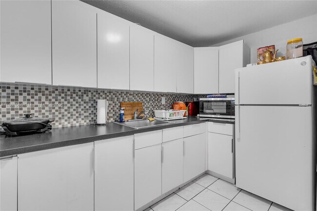 Foto del edificio - 10000 NW 80th Ct