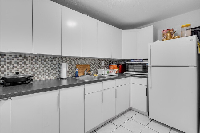 Building Photo - 10000 NW 80th Ct