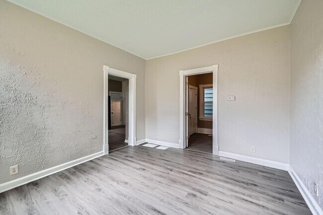 Foto del edificio - 911 Sims Ave