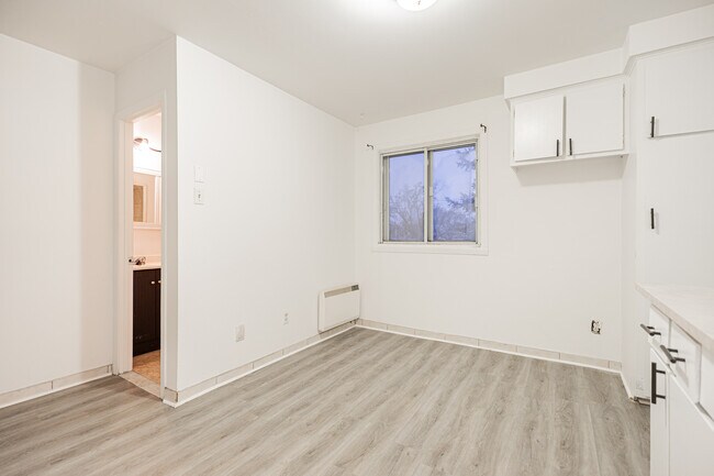 Building Photo - 2400 Ch D'oka