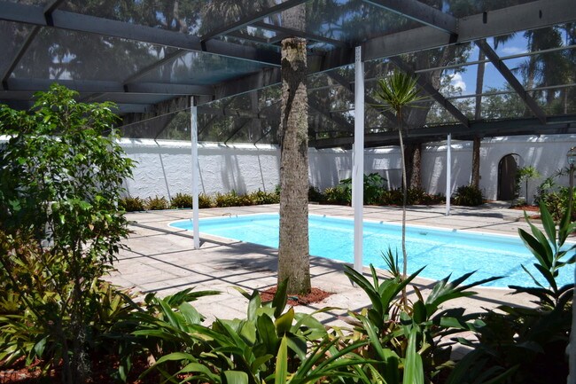 Foto del edificio - 636 N Riverside Dr