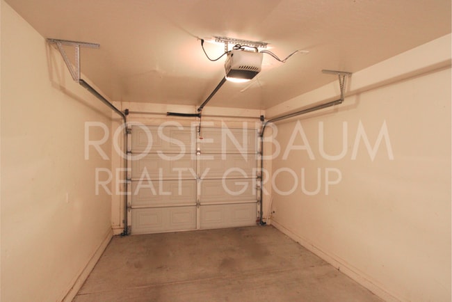 Building Photo - Beautiful 3-bedrooms, 2.5-baths townhouse ...