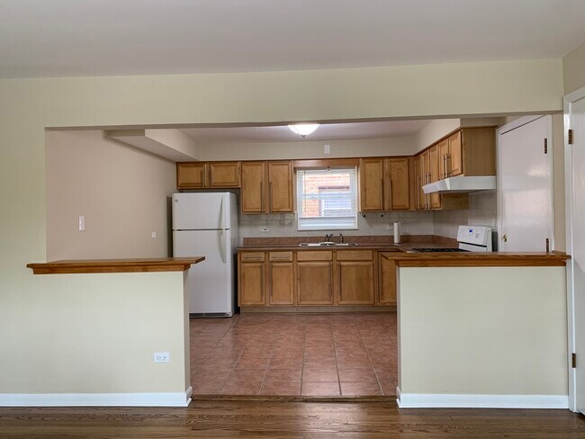 Kitchen - 30 W Conti Pkwy