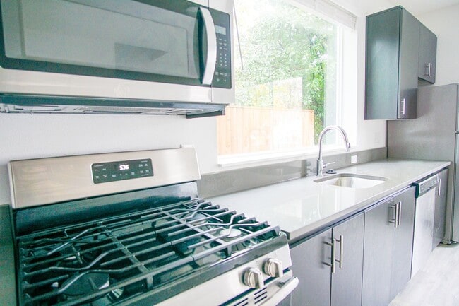 Building Photo - Rare 3 Bed, 2 Bath Townhouse Ready Late Se...
