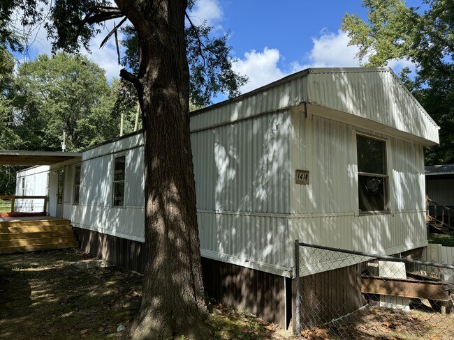 Building Photo - 1418 Stamps St