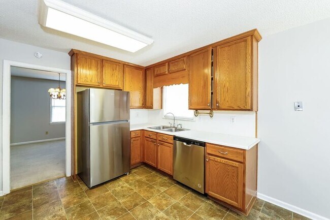 Building Photo - 811 Woodridge Rd