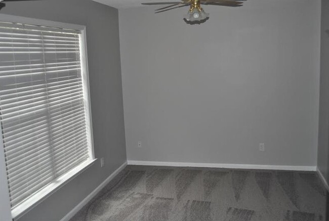 Foto del edificio - 130 Riverstone Commons Cir