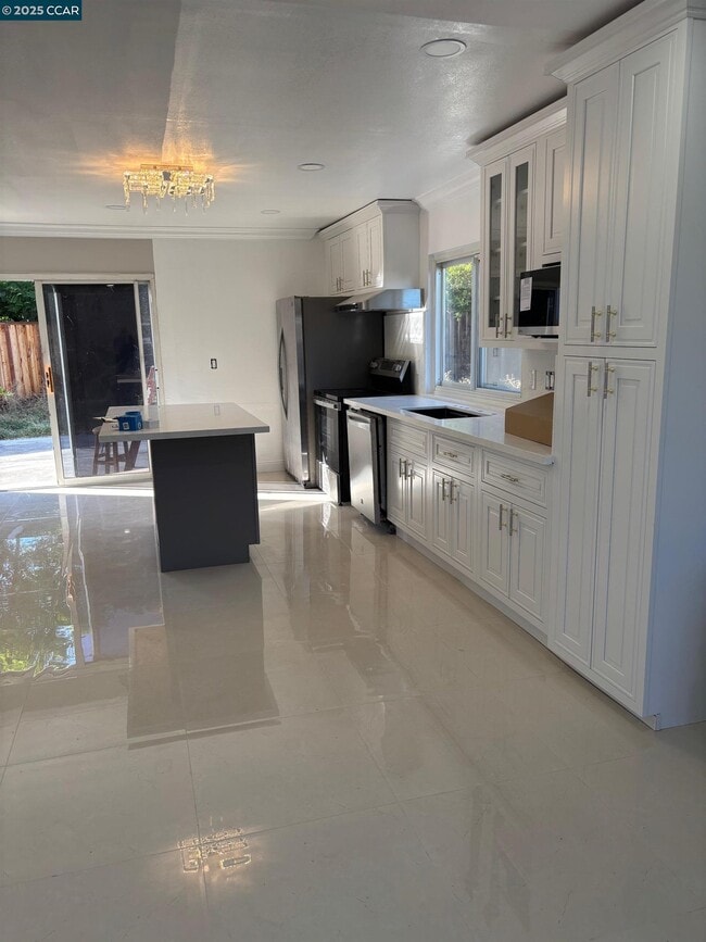 Building Photo - 4556 Lakeshore Dr