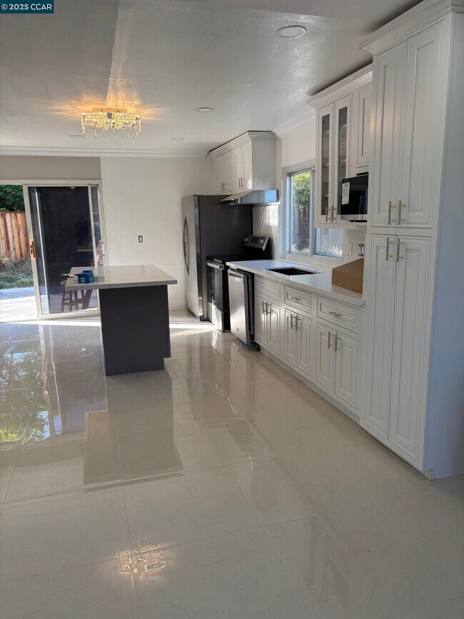 Foto del edificio - 4556 Lakeshore Dr