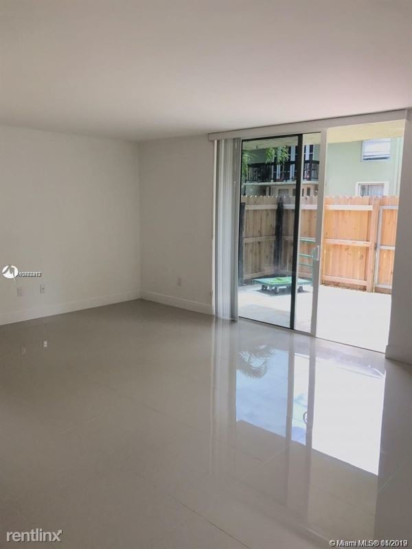Building Photo - 3 br, 2 bath Condo - 8303 SW 142nd Ave # D111