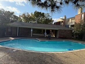 Building Photo - 2501 Gulf Fwy