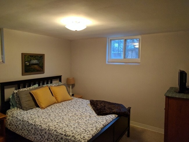 Foto del edificio - Spacious Sunnyside Garden-Level Apartment
