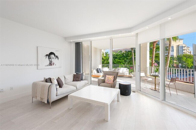 Foto del edificio - 715 Crandon Blvd