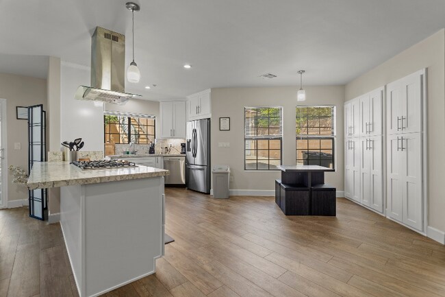Building Photo - 1015 E Verdugo Ave