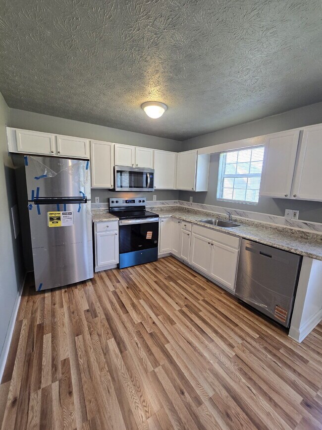 Building Photo - "Charming 4-Bed, 3-Bath Home with 1,500 Sq...