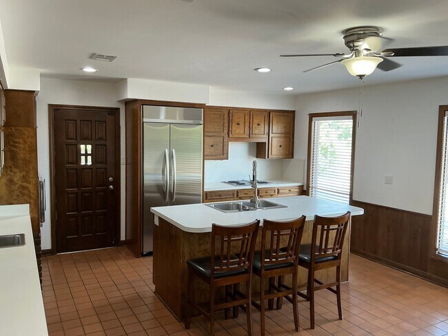 Building Photo - Spacious 3/2.5 Home with Office+Den Neighb...