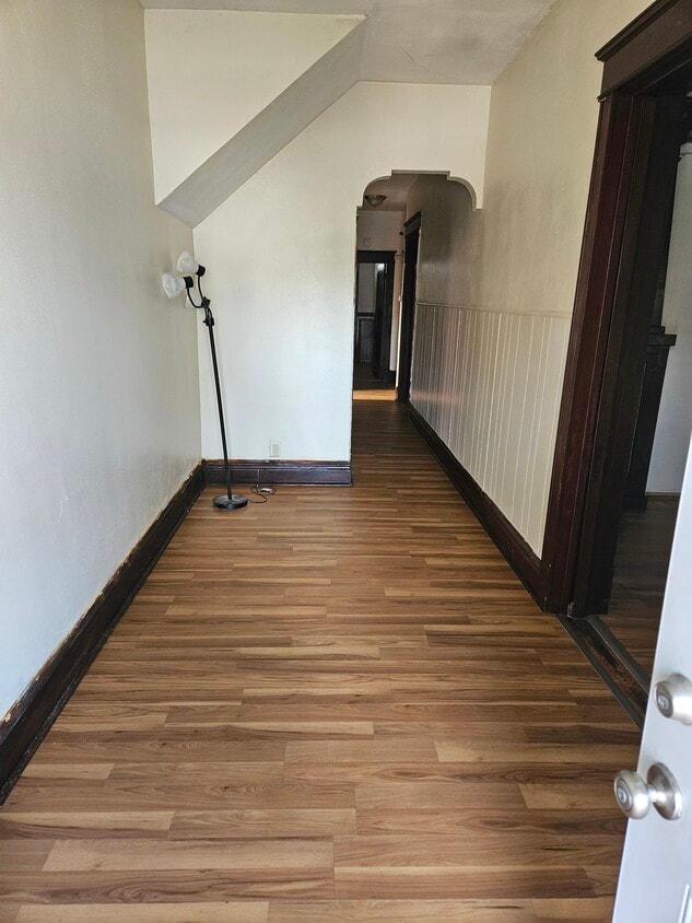 Front hallway - 4567 Adelaide Ave