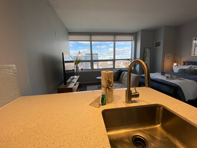 Building Photo - 840 W Monroe St