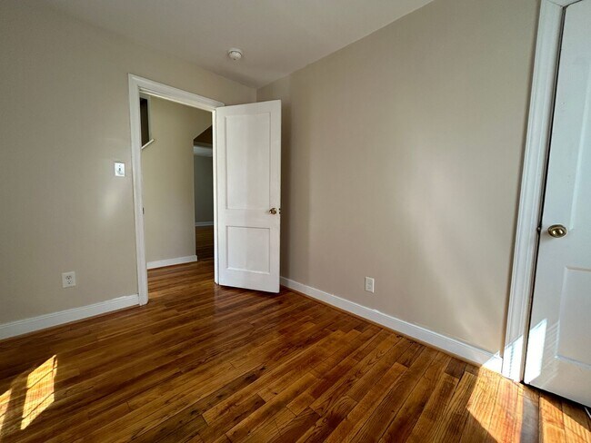 Building Photo - 3 Bedroom 1 Bathroom Brick Ranch