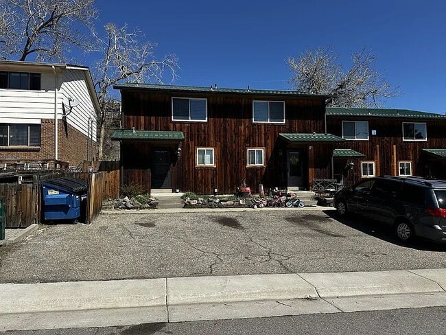 Building Photo - Charming Golden Townhome!