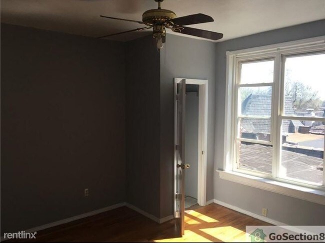 Building Photo - 1 br, 1 bath Apartment - 1439 Rowan Avenue