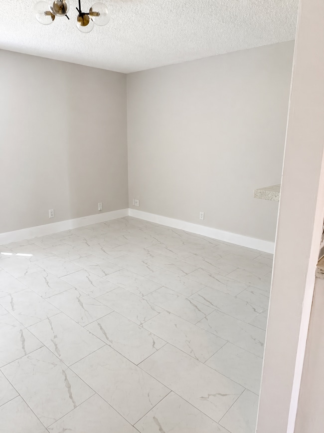 Building Photo - 9448 Saddlebrook Dr