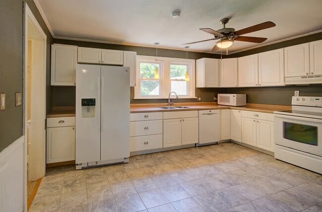 Building Photo - 227 Sherman CT
