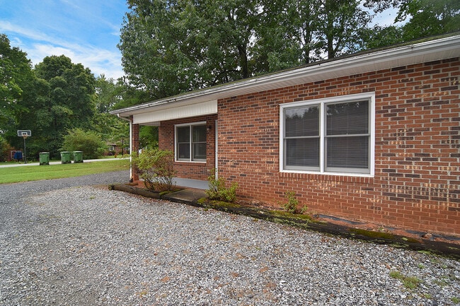 Foto del edificio - 335 Sunny Hill Dr