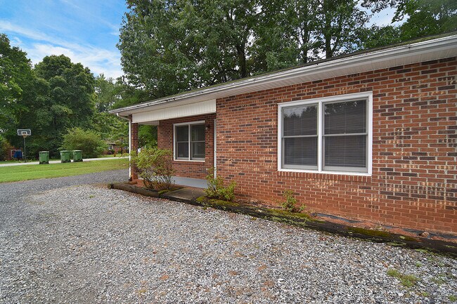 Building Photo - 335 Sunny Hill Dr