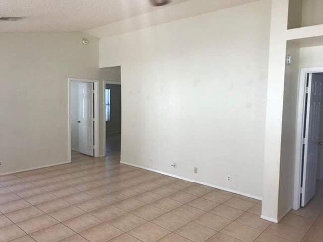 Building Photo - 3 bed 2 bath home in Mountainview at North...