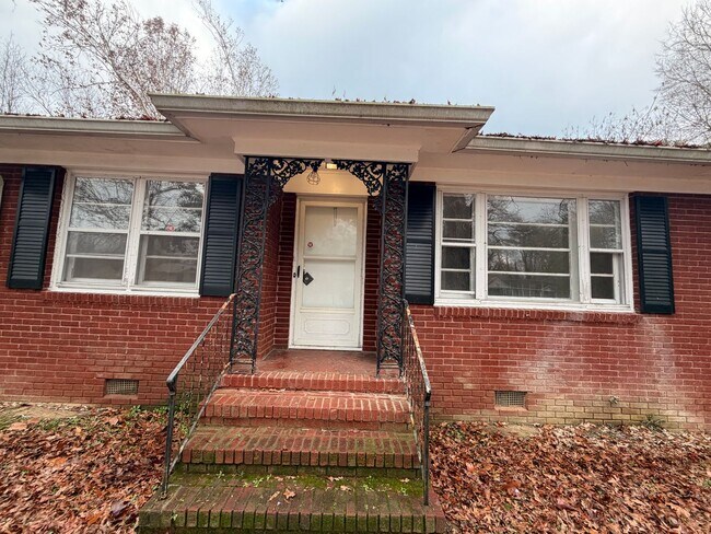 Foto del edificio - Brick 3/1.5 House in West Rome- $1,250