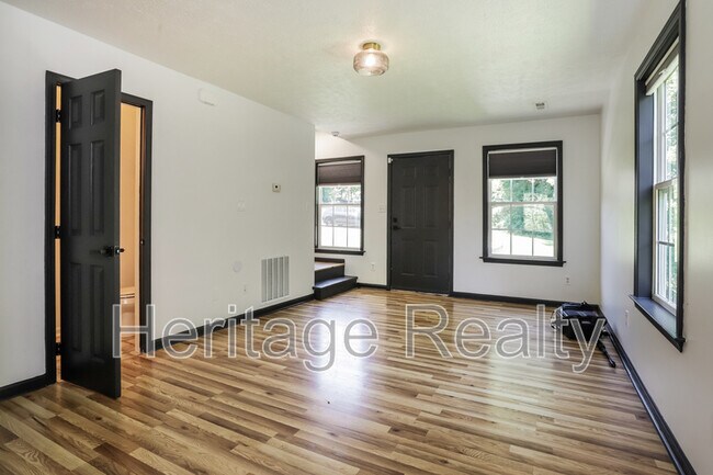 Building Photo - 2574 Kenilworth Ln NE
