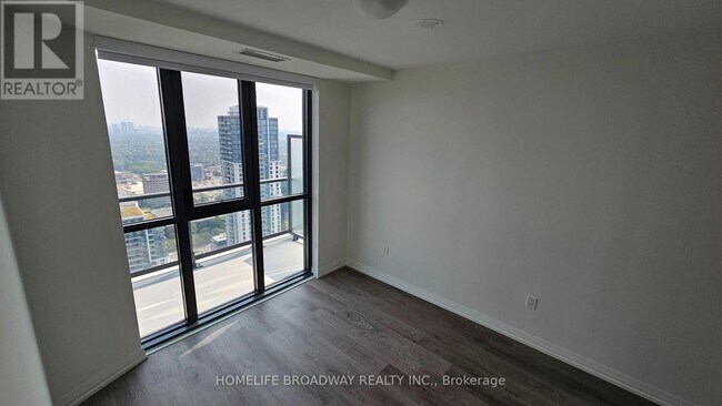 Photo du bâtiment - 325 Yorkland Blvd