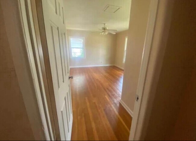 Sitting room - 658 E North 23rd St