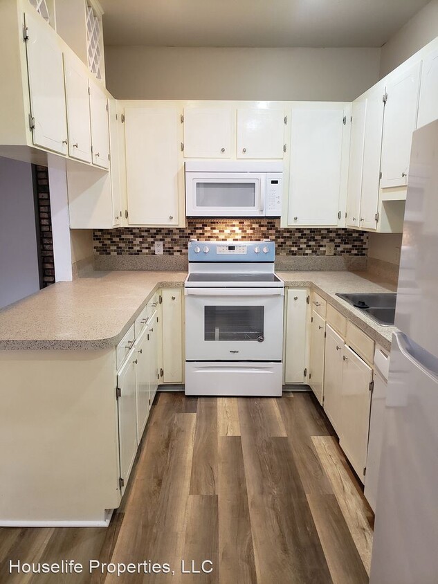 Primary Photo - 2 br, 1.5 bath House - 3360 Eastwood Dr