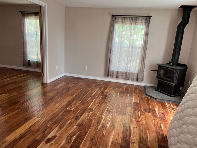 Building Photo - Sutherlin 3 bedroom house with large shop