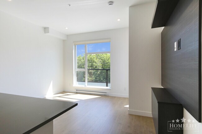 Building Photo - 2 Bed, 1 Bath Condo for rent in Surrey!