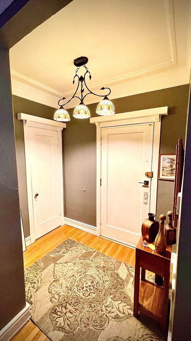 Building Photo - 937 E Hyde Park Blvd