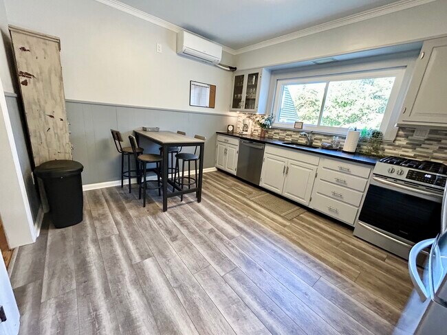 Foto del edificio - 8015 Gladstone Rd