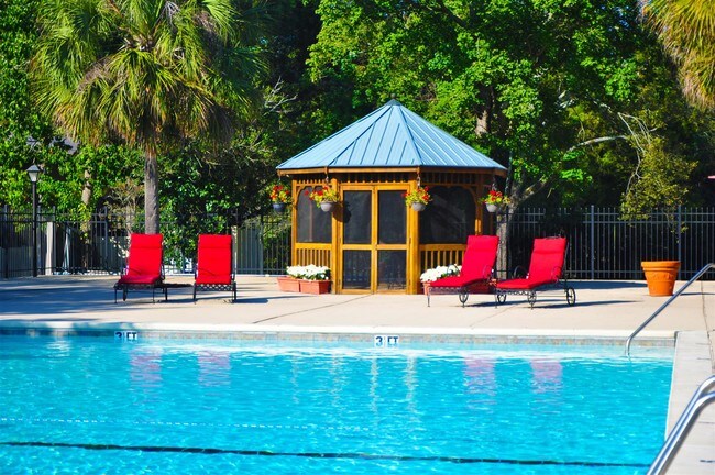 Hermosa piscina - Hampton Court Apartments