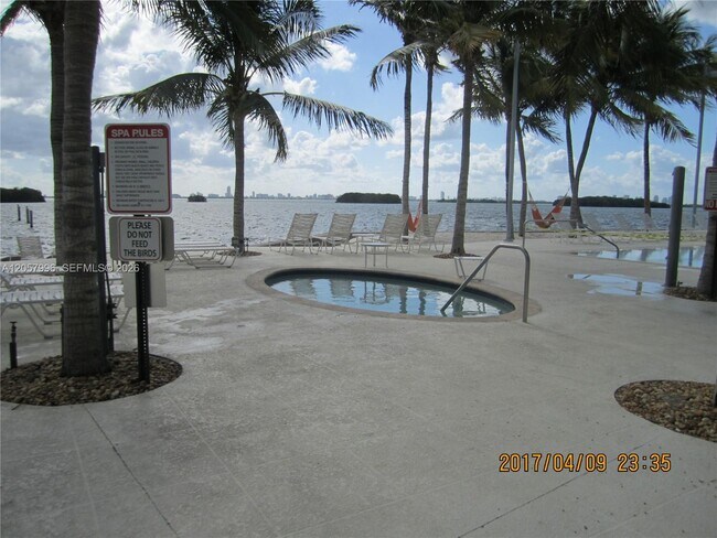 Foto del edificio - 680 NE 64th St