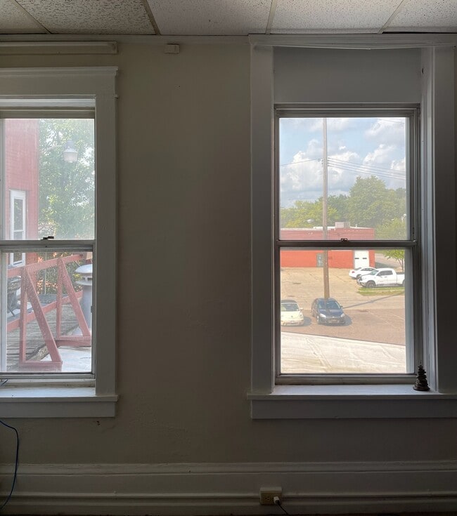Building Photo - 126 E Main St