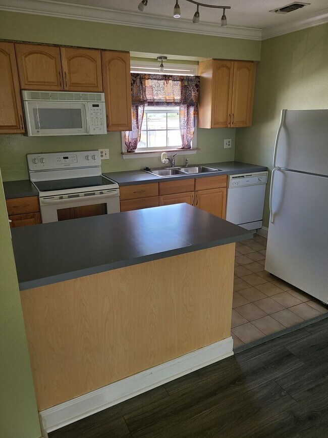 Foto del edificio - 1.1 New laminate flooring - looks amazing- Community Pool and Laundry facility