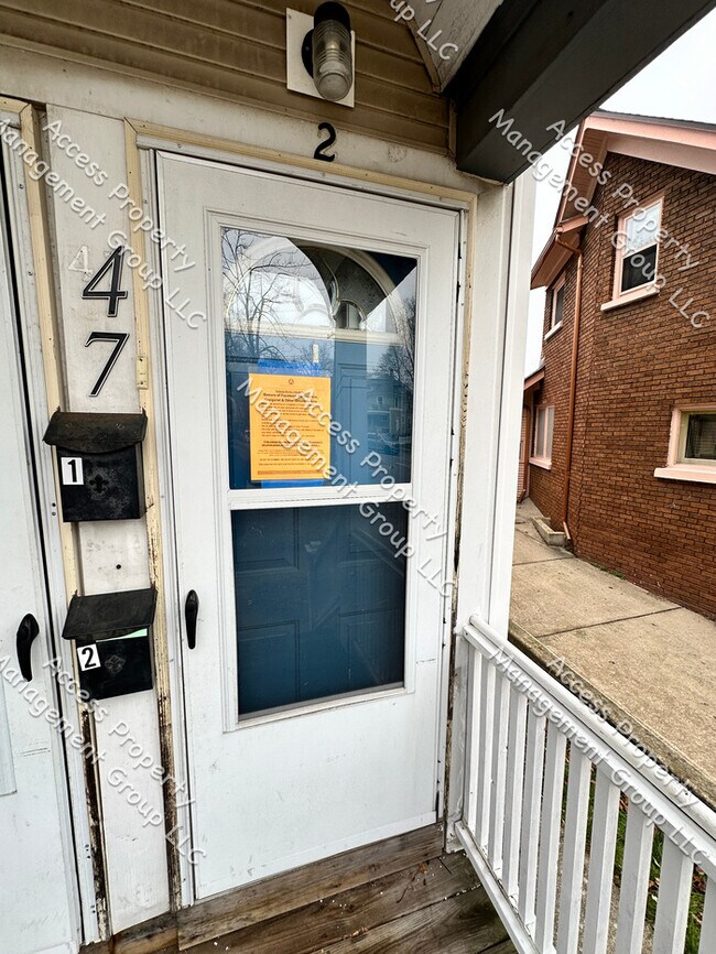 Building Photo - East Hills Upper Two Bedroom Unit