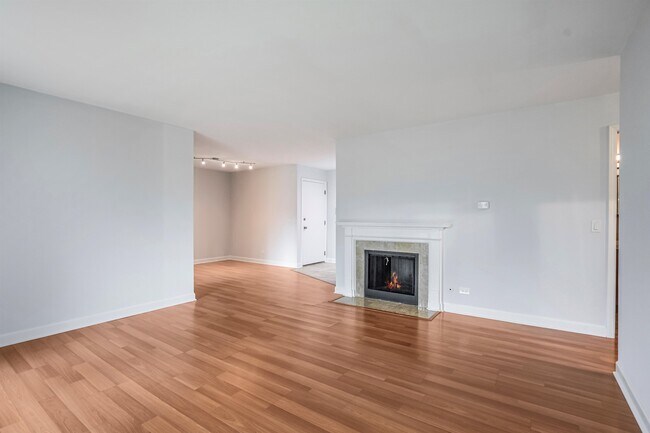 Building Photo - 697 Oakmont Ln